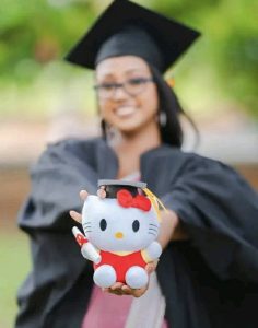 Graduation Hello kitty 17cm 4 Graduation Hello kitty 17cm - Image 4